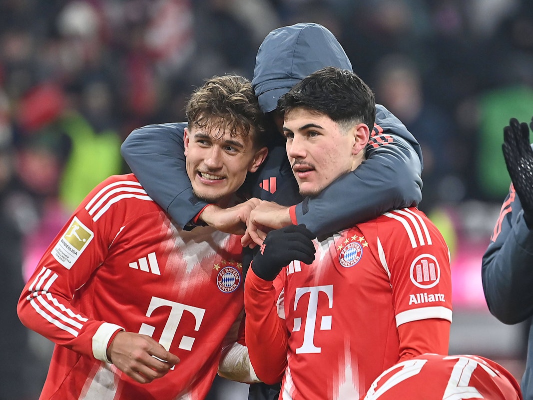 Aleksandar Pavlovic umarmt Felipe Chavez und Tom Bischoff.