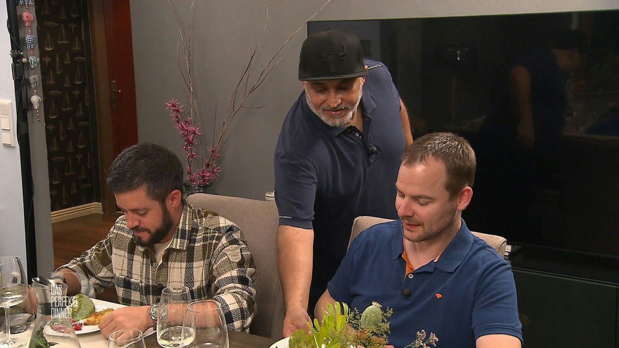 Kevin (links) und Richi (rechts) freuen sich auf den türkischen Nachtisch.
(Bild: RTL)