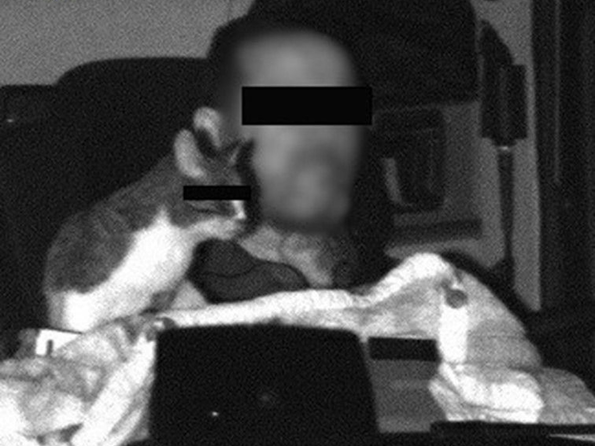 Ein Mann sitzt am Steuer eines Lkw, direkt neben ihm hockt eine Katze.