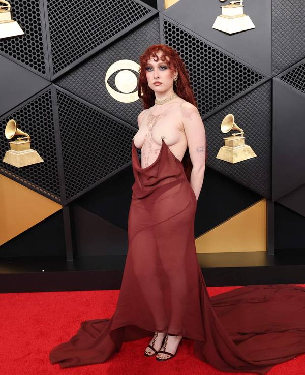 Chappell Roan ließ im durchsichtigen Dress kaum Raum für Fantasie.