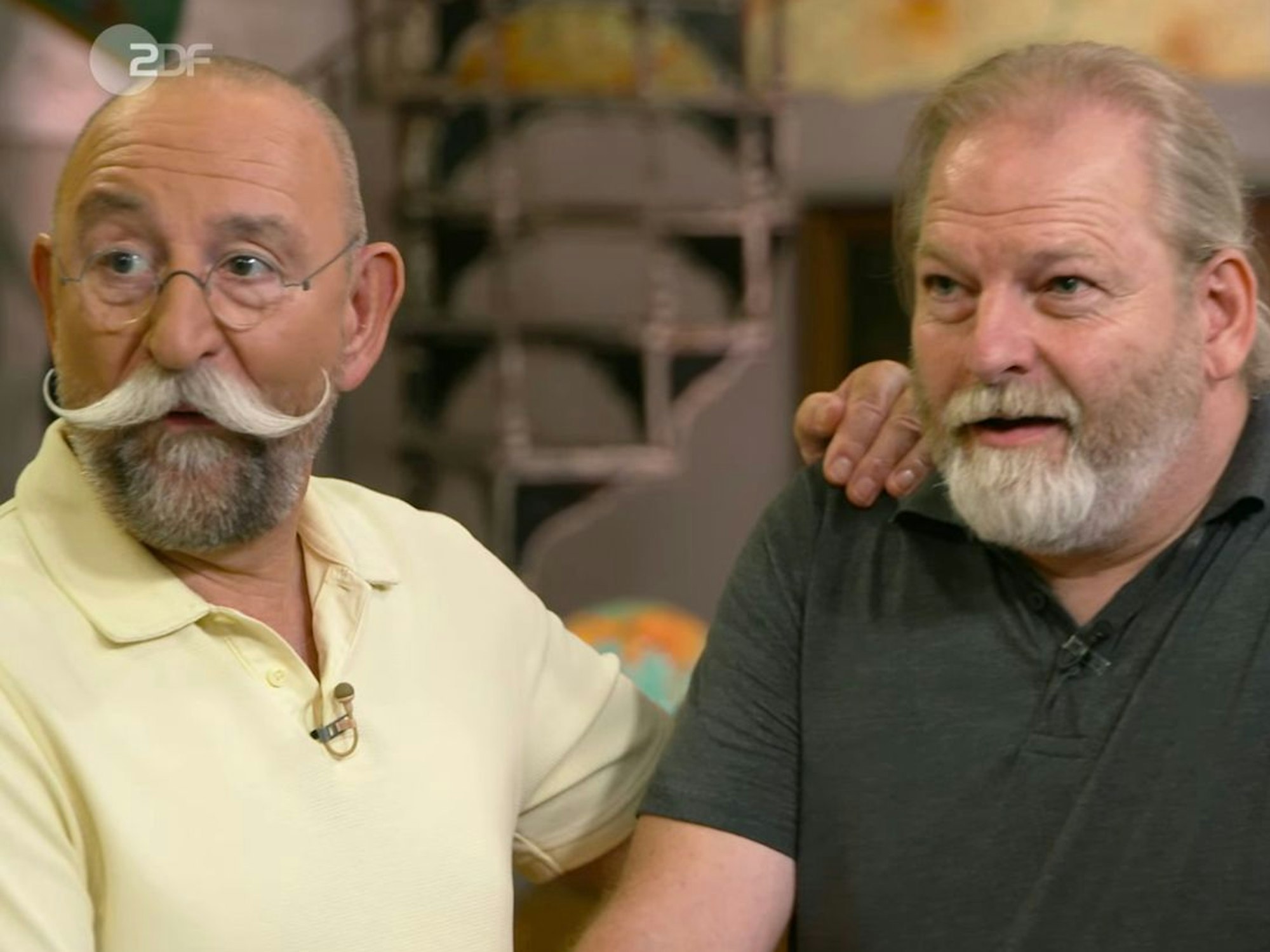 Horst Lichter hat eine Hand auf die Schulter des Verkäufers gelegt.