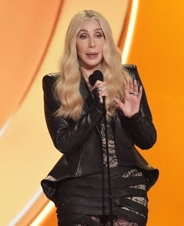 Cher nimmt den Preis für ihr Lebenswerk während der 68. jährlichen Grammy Awards entgegen.