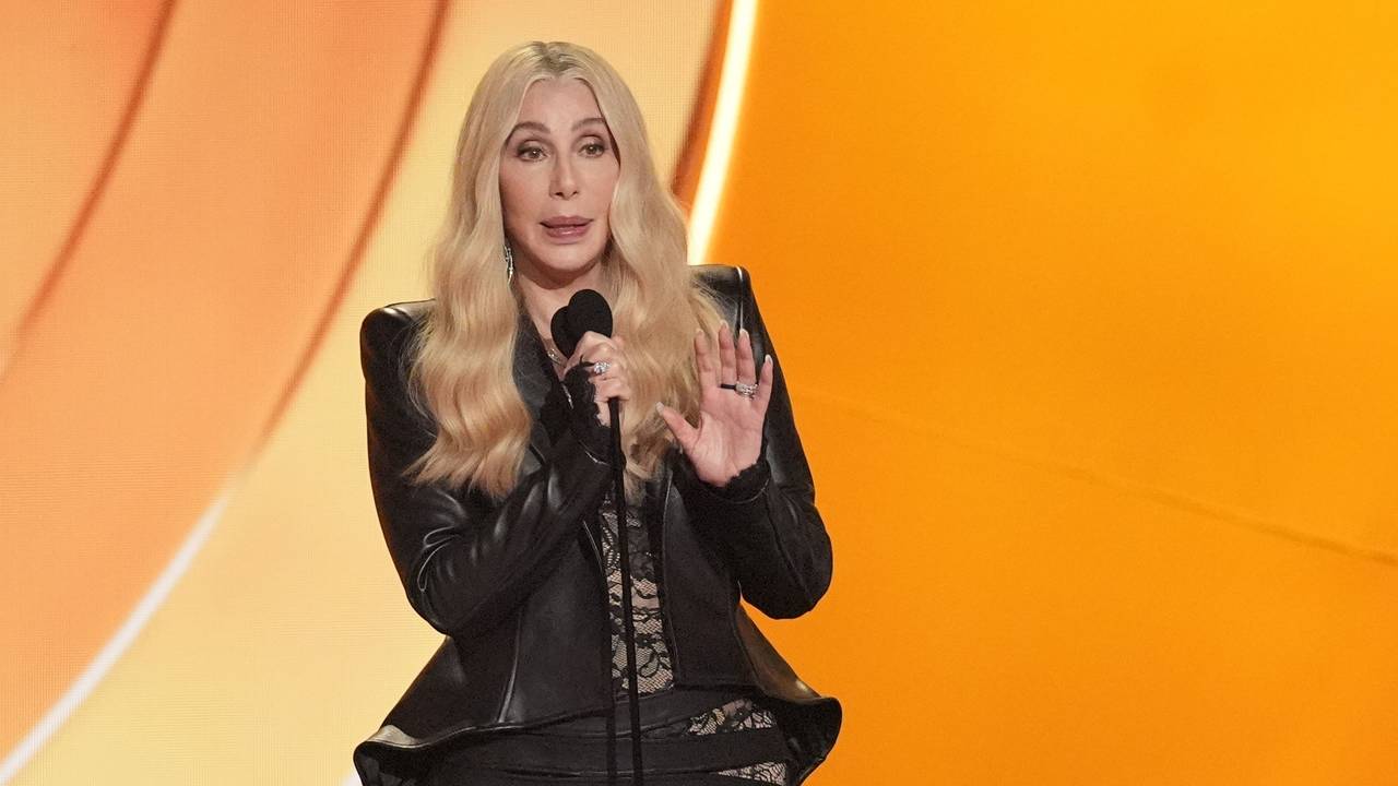 Cher nimmt den Preis für ihr Lebenswerk während der 68. jährlichen Grammy Awards entgegen.