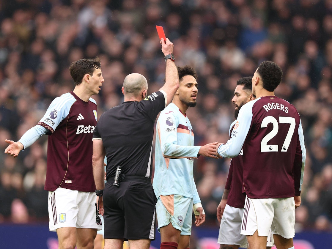Kevin Schade reagiert auf die Rote Karte des Schiedsrichters.