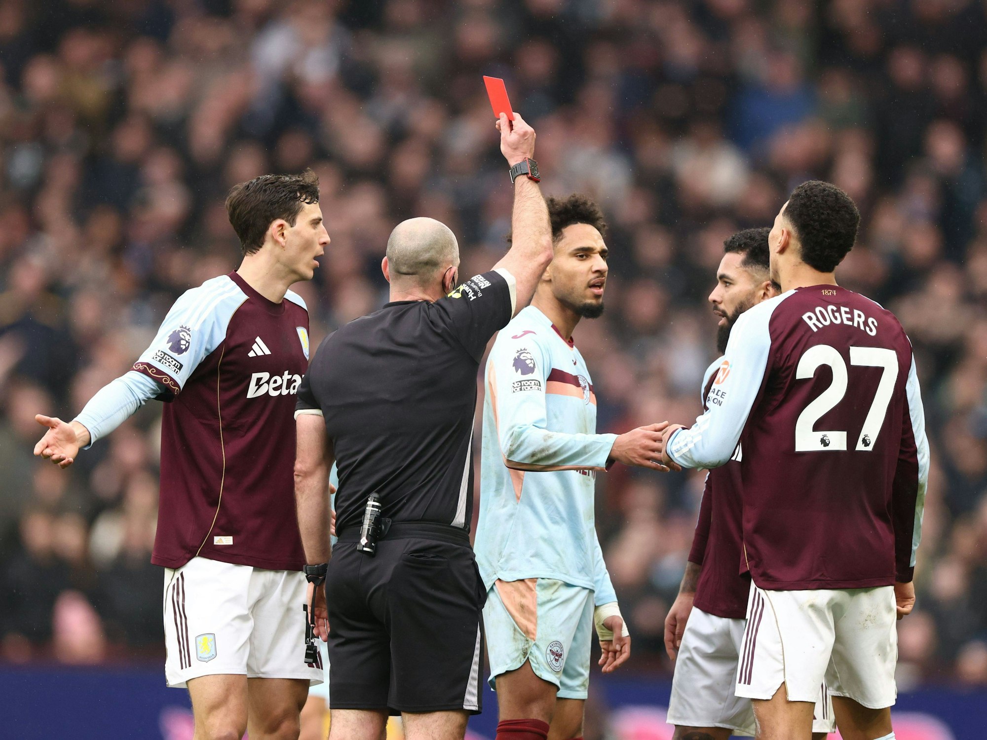 Kevin Schade reagiert auf die Rote Karte des Schiedsrichters.