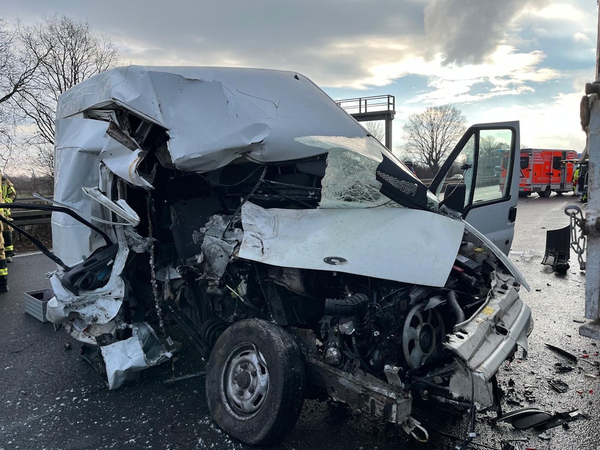 Ein völlig zerfetzter Transporter steht auf der Fahrbahn.