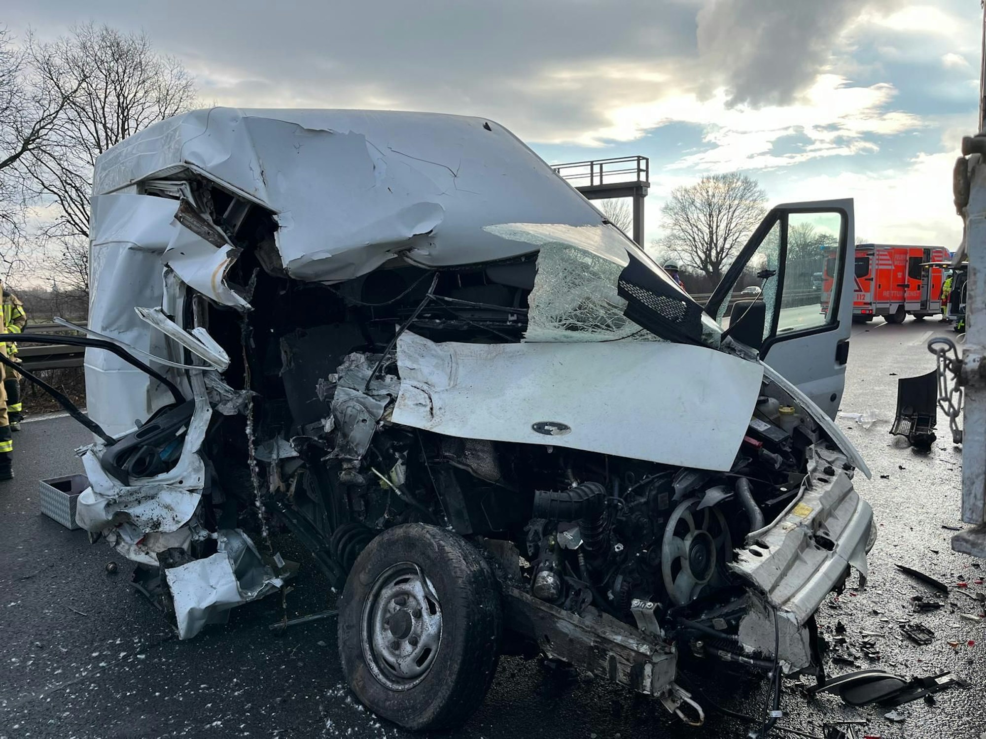 Ein völlig zerfetzter Transporter steht auf der Fahrbahn.