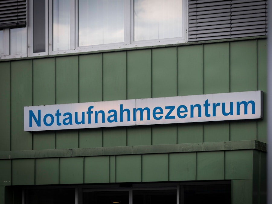Schild Notaufnahmezentrum an einem Gebäude