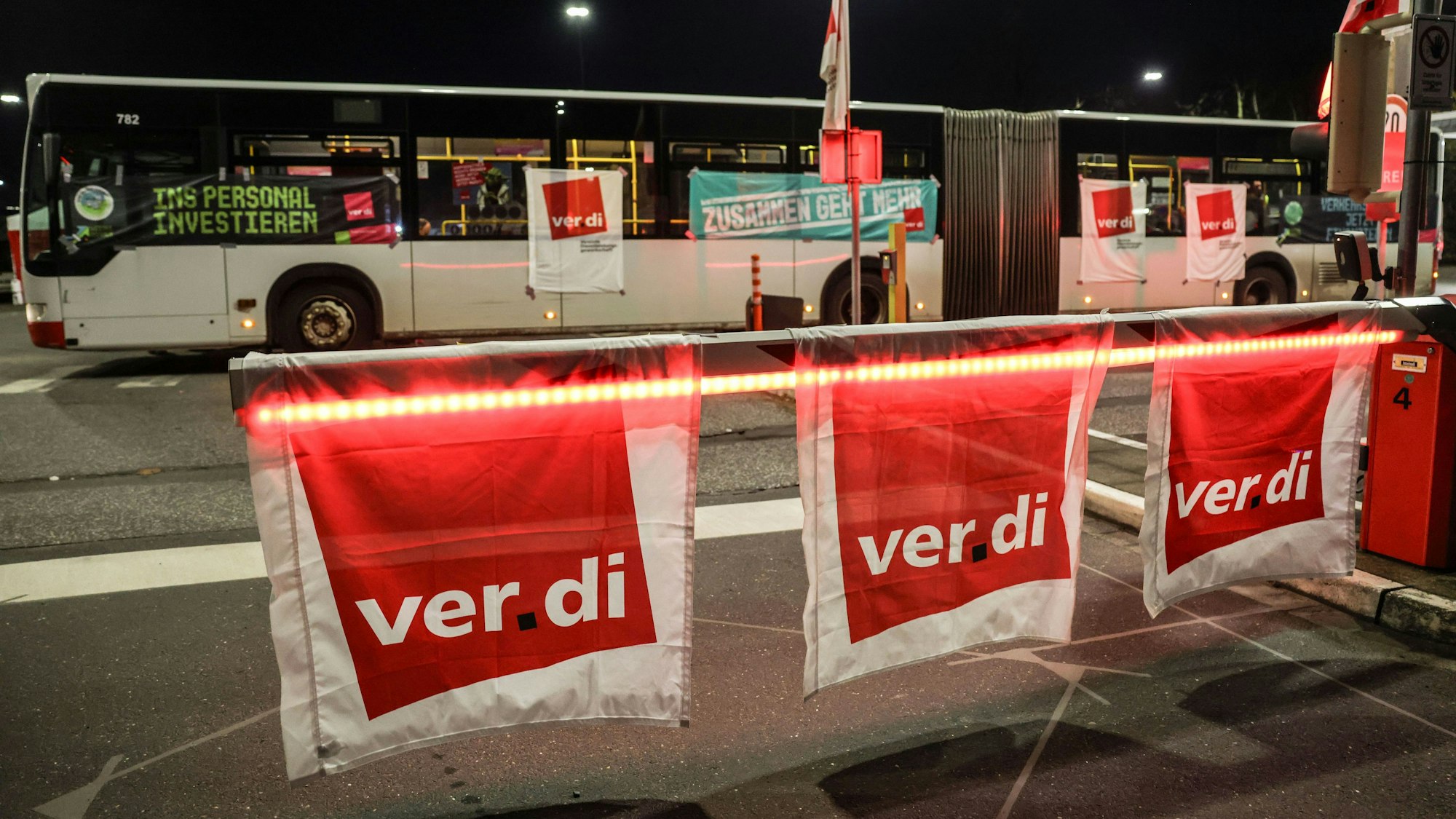 Busse der Kölner Verkehrsbetriebe KVB stehen im Depot.