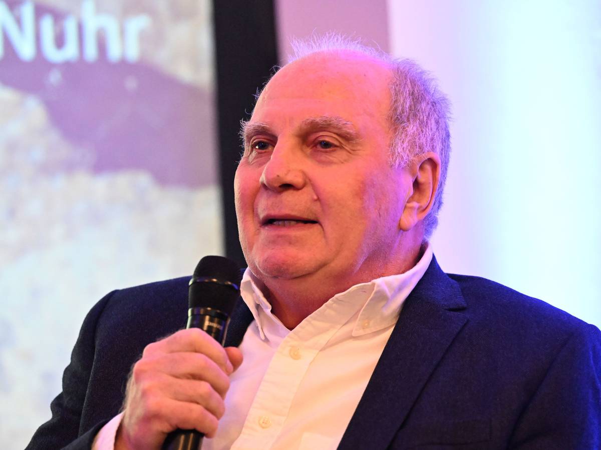 Uli Hoeneß, Ehrenpräsident des FC Bayern, spricht am Mikrofon.