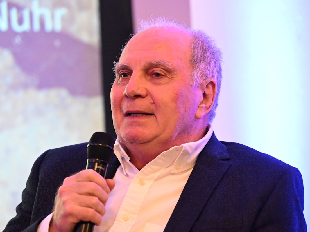 Uli Hoeneß, Ehrenpräsident des FC Bayern, spricht am Mikrofon.