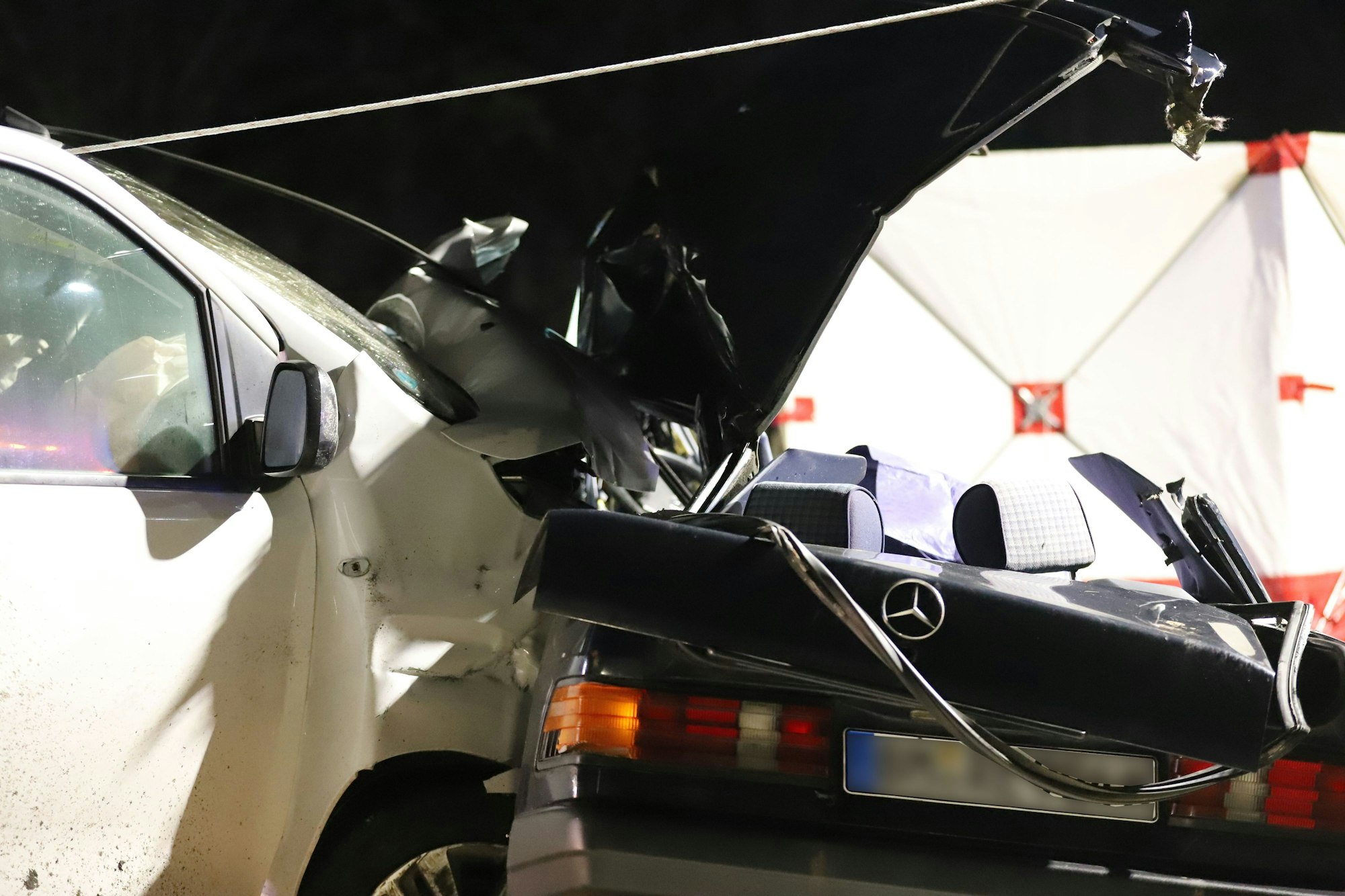 Fahrzeuge sind nach einem Unfall zerstört.