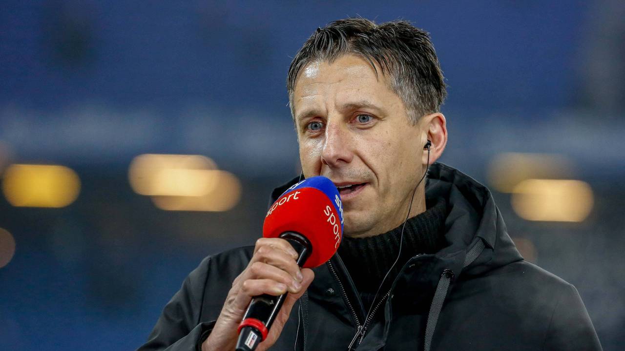 Christian Keller spricht in ein Sky-Mikro.