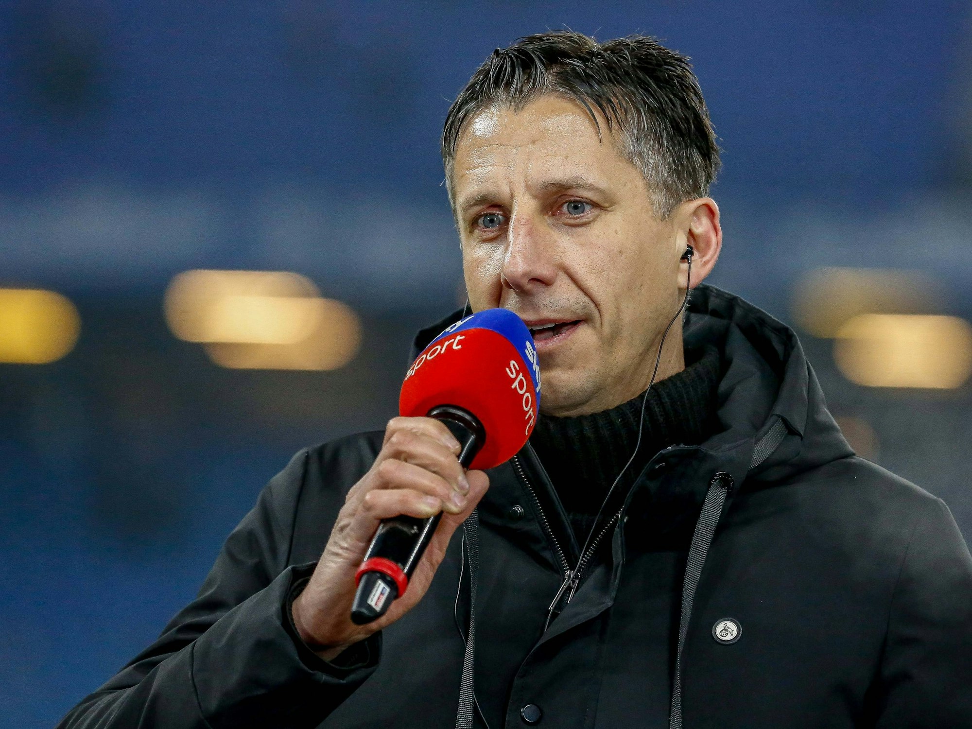 Christian Keller spricht in ein Sky-Mikro.