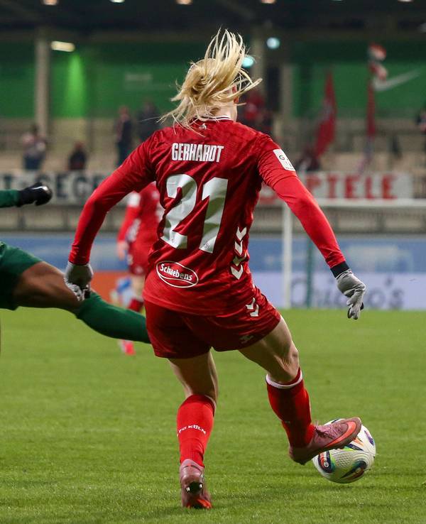 Anna Gerhardt im Zweikampf mit Lineth Beerensteyn.