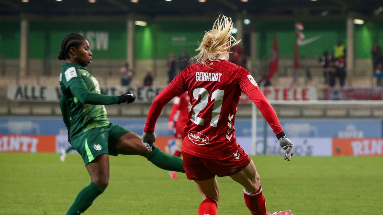 Anna Gerhardt im Zweikampf mit Lineth Beerensteyn.