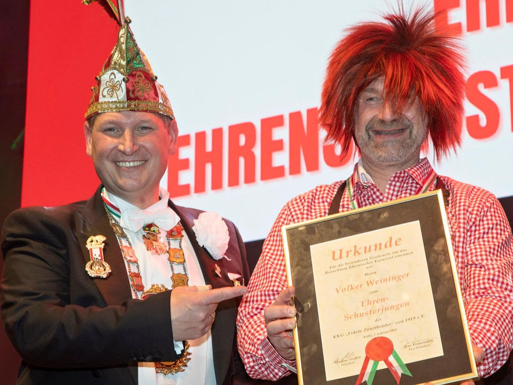 Markus Stoffel zeichnet Volker Weininger aus.