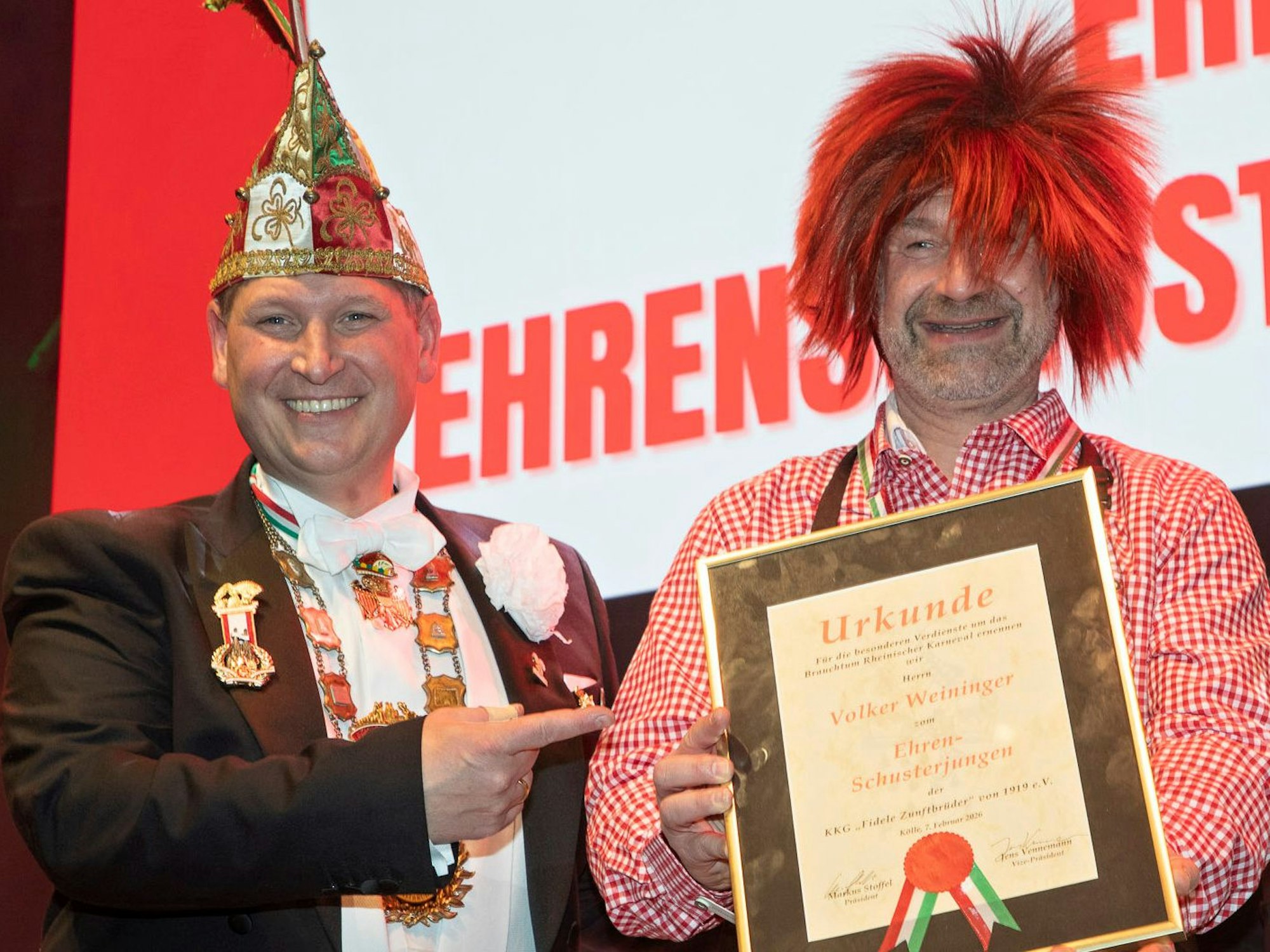 Markus Stoffel zeichnet Volker Weininger aus.