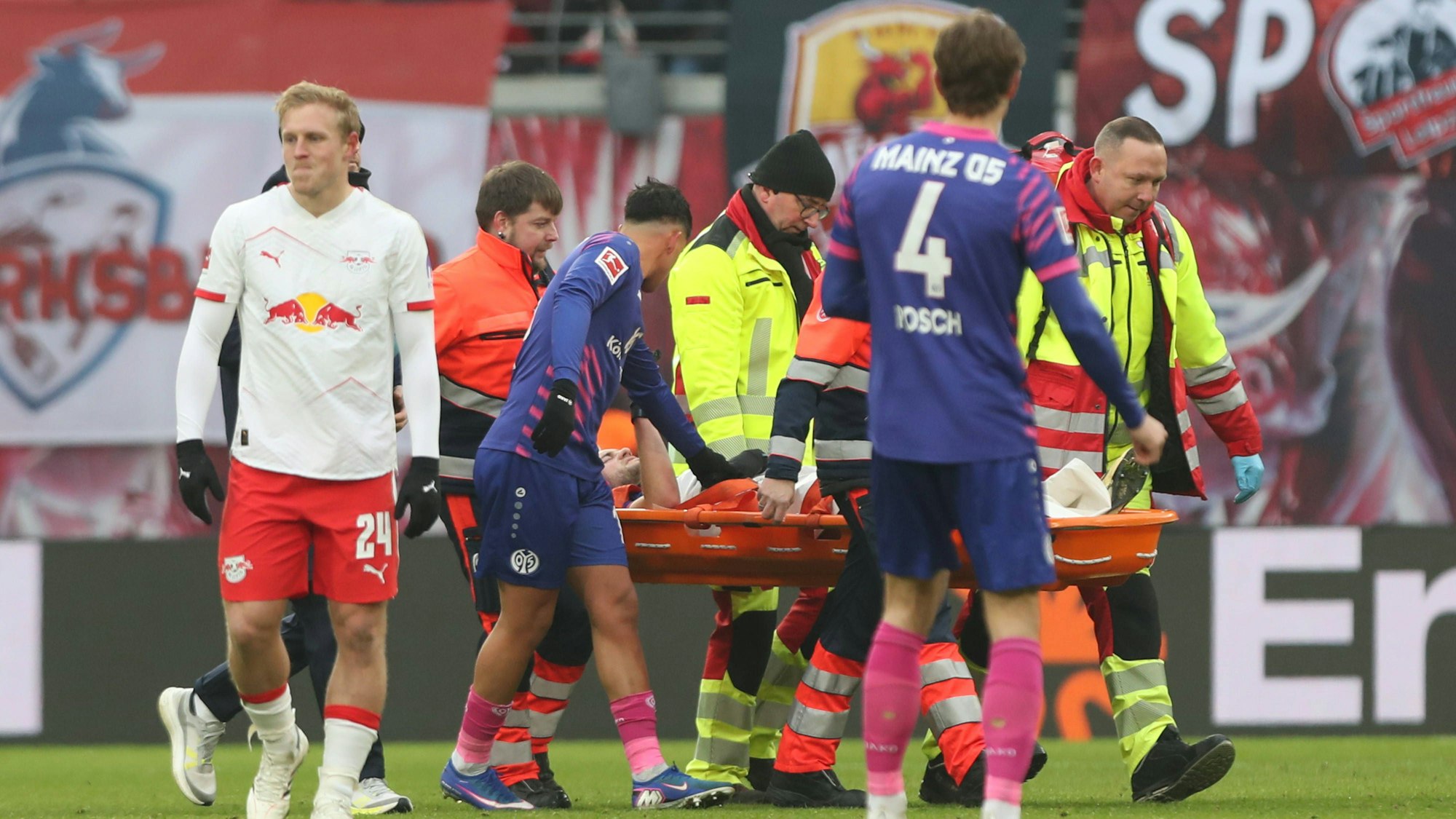 Fußballspieler Benedict Hollerbach verletzt auf Trage