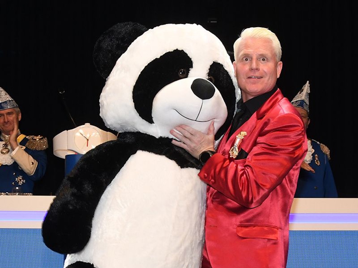 Guido Cantz erhält auf der Bühne einen Pandabären.