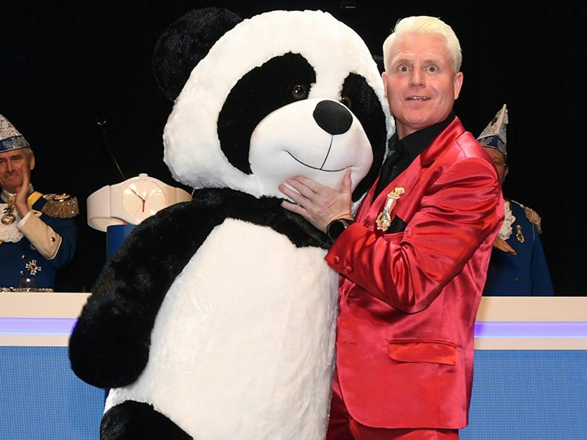 Guido Cantz erhält auf der Bühne einen Pandabären.