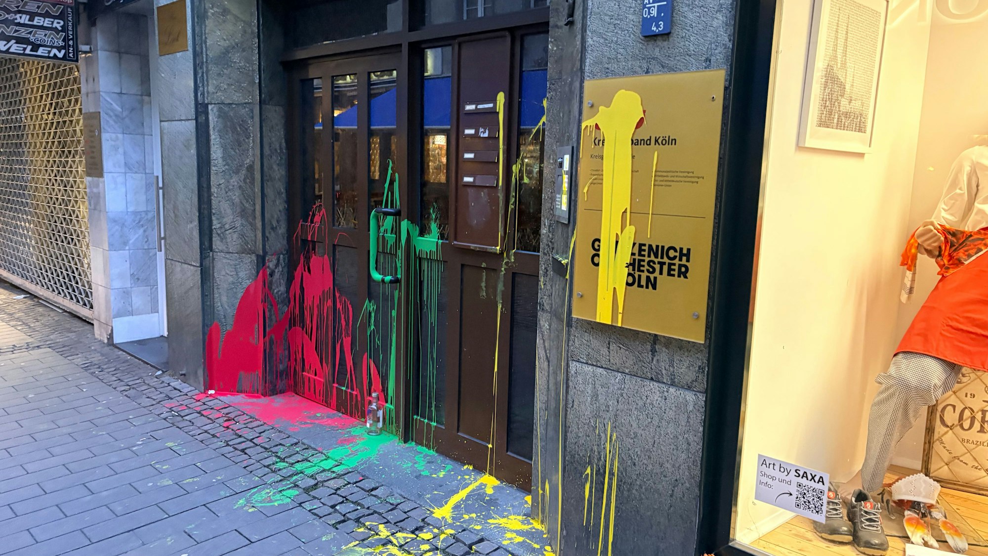 Der beschmierte Eingang der CDU-Parteizentrale in Köln.