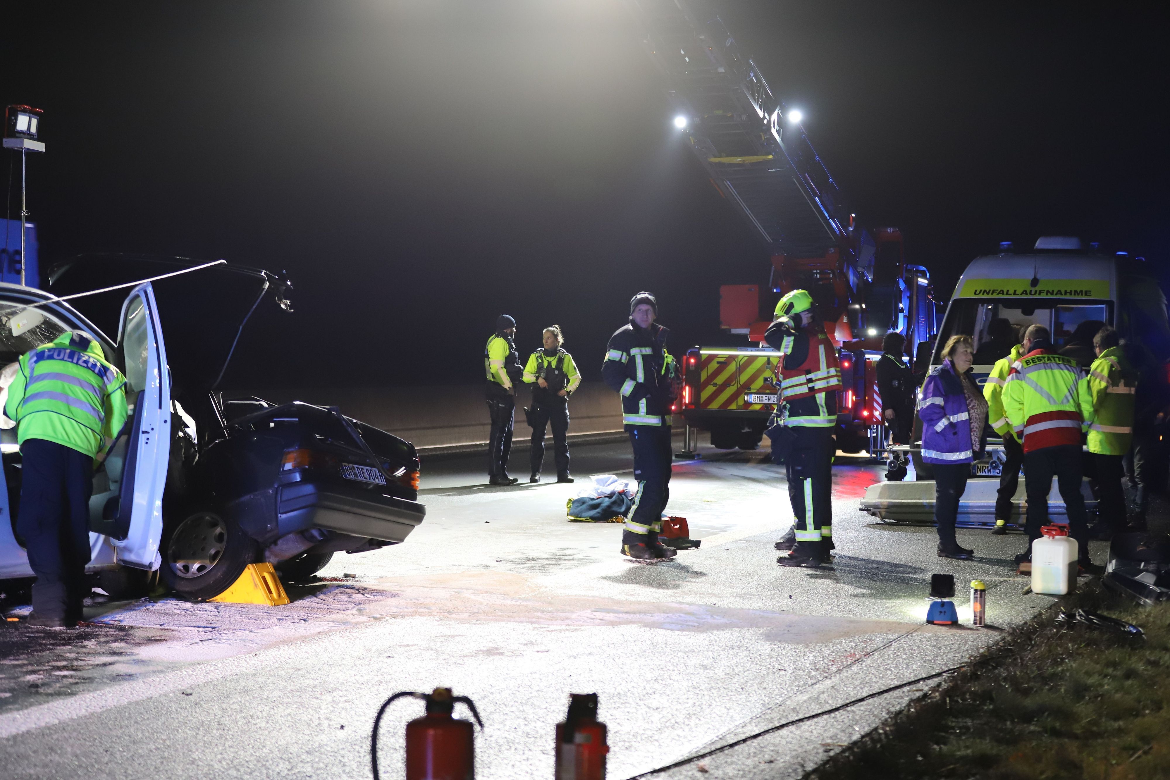 Einsatzkräfte arbeiten an einem Unfallort.