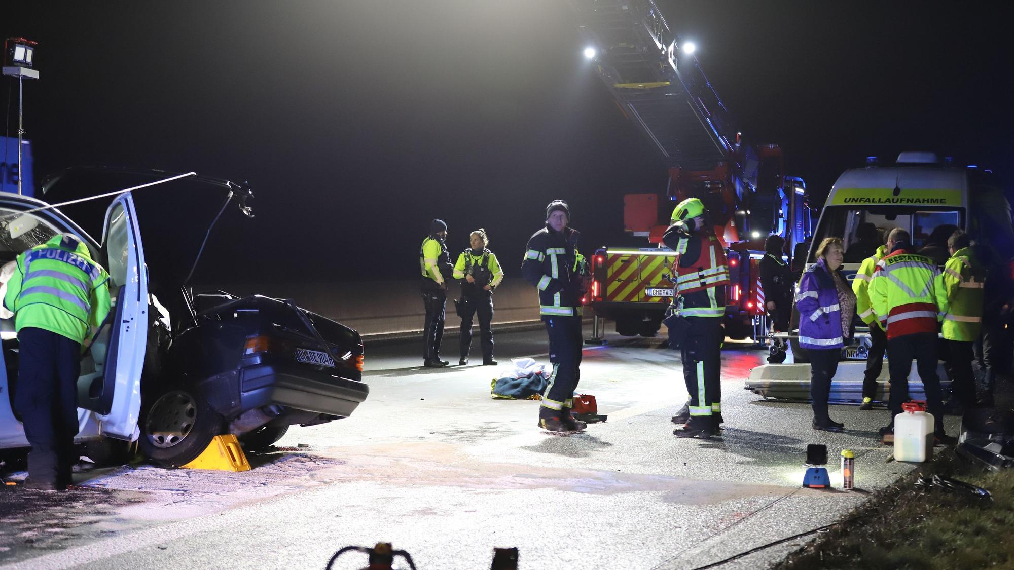 Einsatzkräfte arbeiten an einem Unfallort.