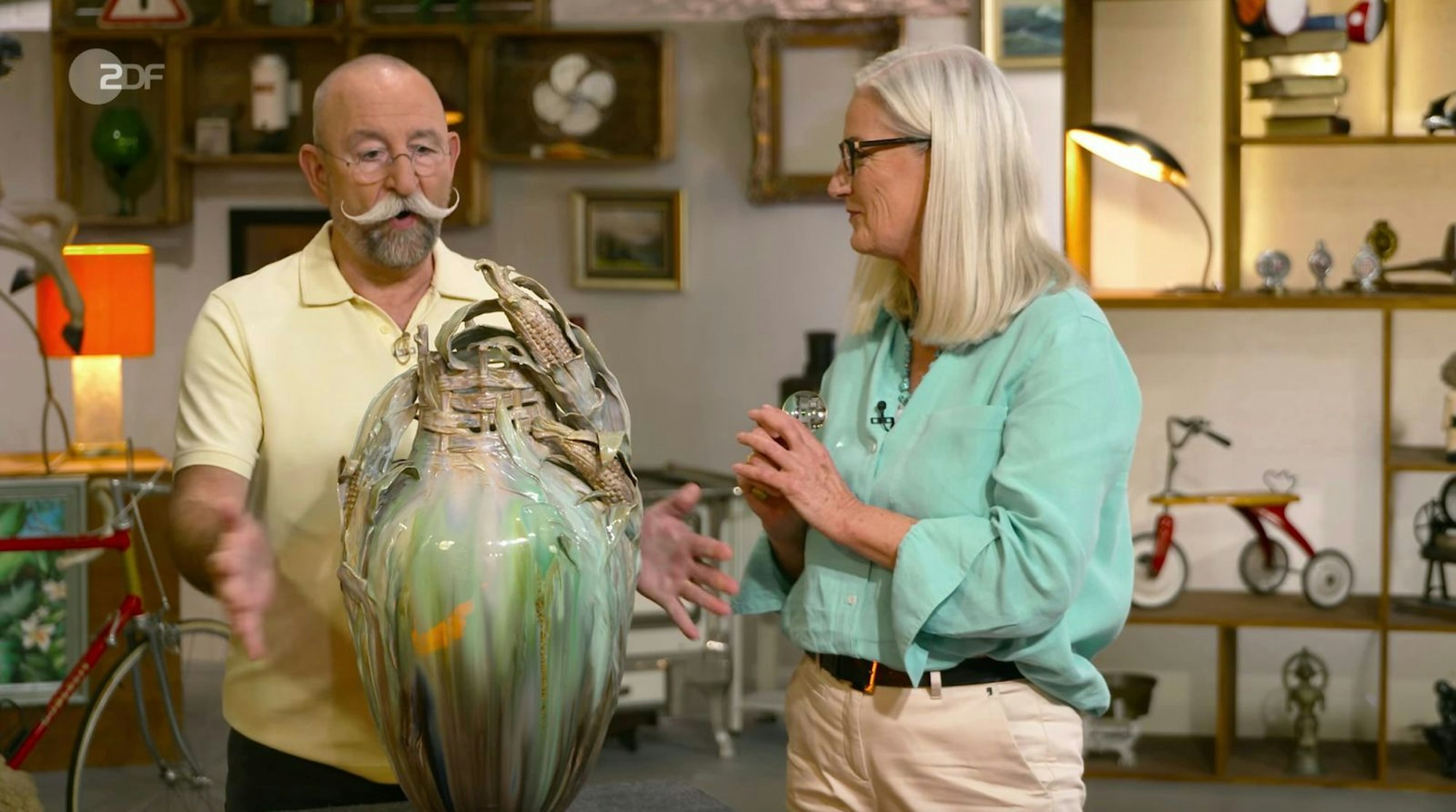 In der Montagsausgabe der ZDF-Trödelshow „Bares für Rares“ zeigte sich Horst Lichter sichtlich angetan, als er die Expertise unterstützen durfte. Denn Friederike Werner wagte sich nicht allein an die außergewöhnliche KPM-Vase. Am Ende zitterte aber nur der Verkäufer, als der enorme Schätzpreis fiel: „Leck mich am ...“ (Bild: ZDF)