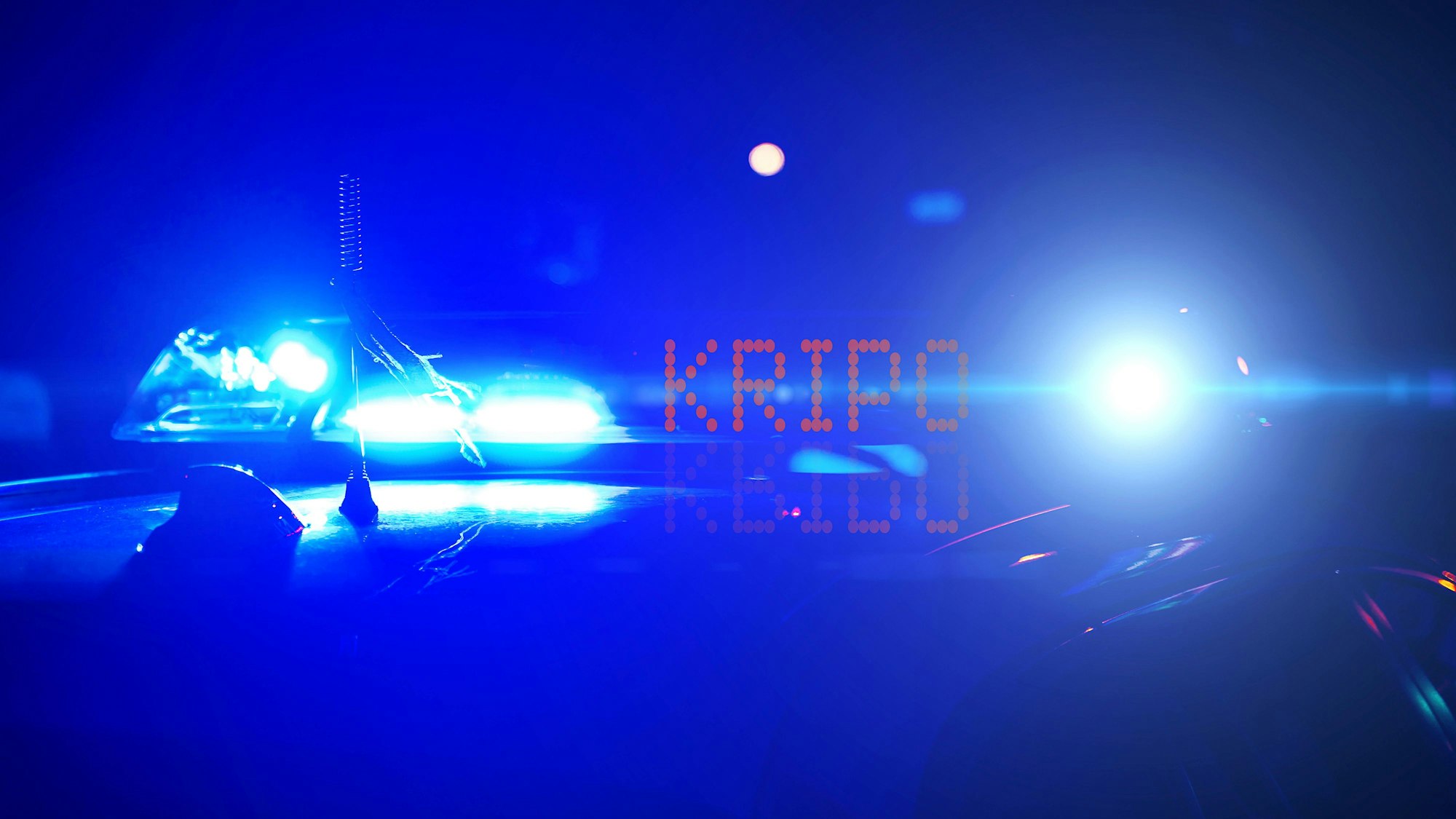 Polizeiauto mit Blaulicht und Schriftzug KRIPO