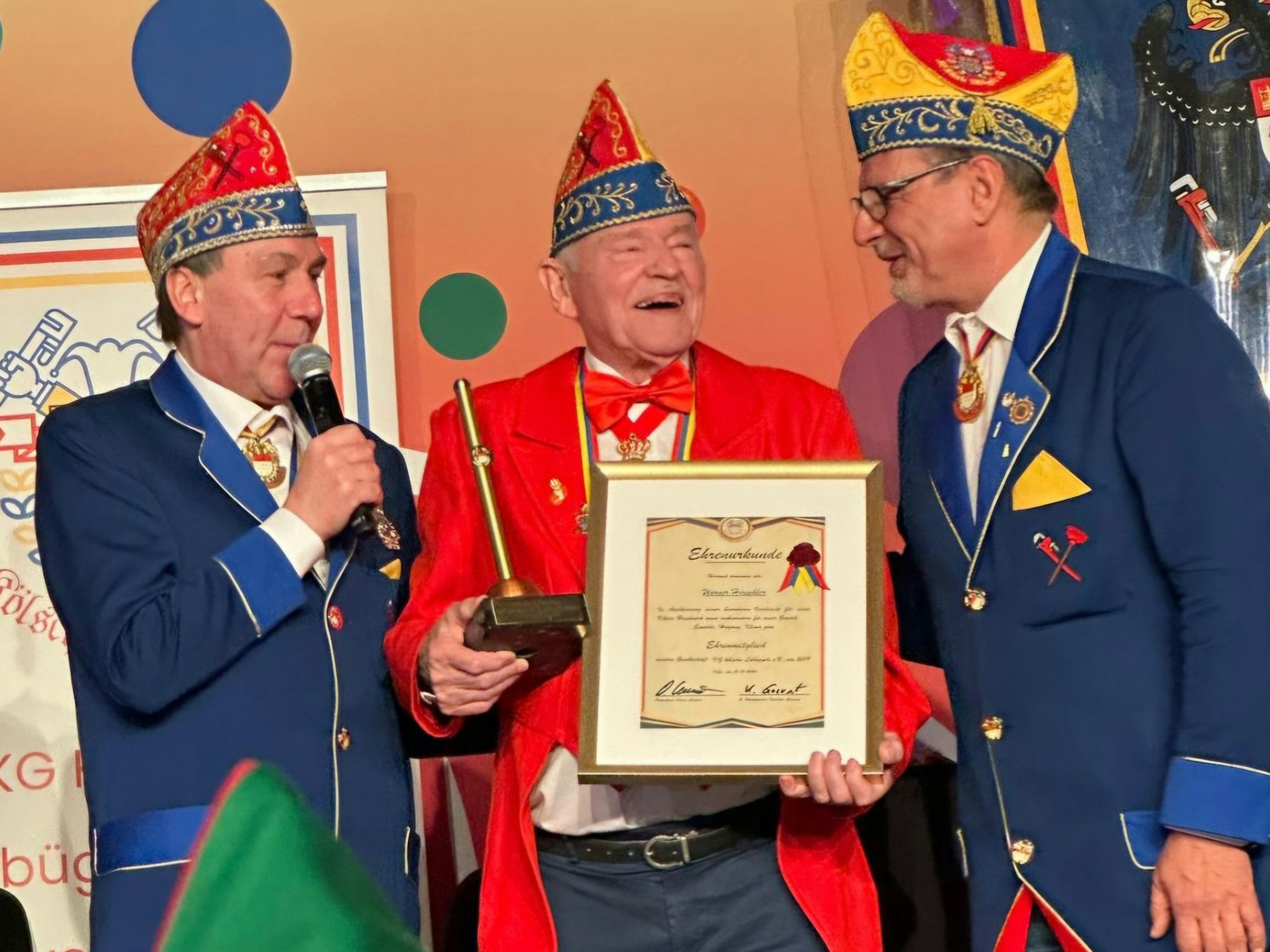 Ehrung für Werner Hirschler durch Oliver Cremer und Karsten Gaevert.