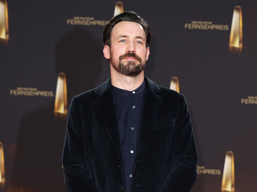 Moderator Jan Köppen war kürzlich im Podcast „Mit den Waffeln einer Frau“ von Barbara Schöneberger zu Gast. (Bild: 2023 Getty Images/Andreas Rentz)