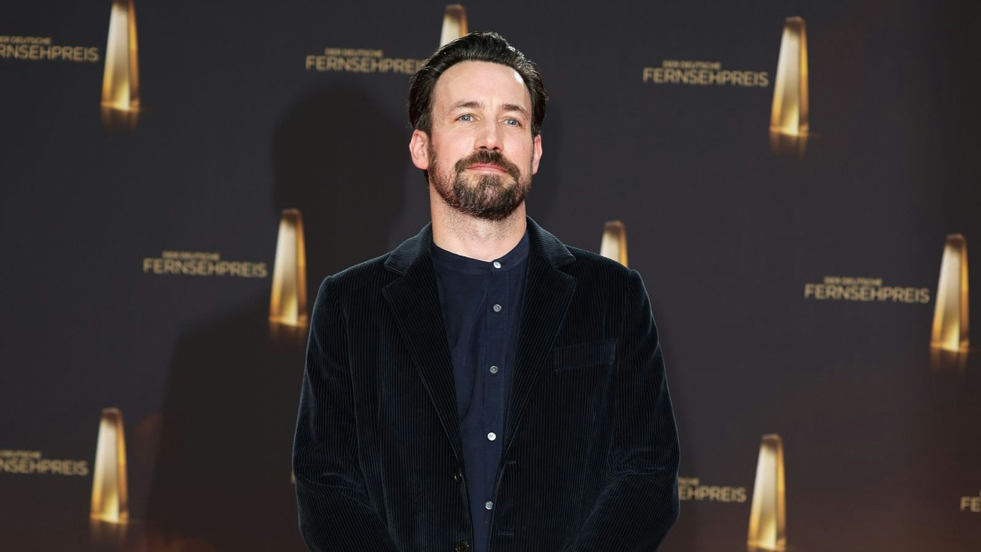 Moderator Jan Köppen war kürzlich im Podcast „Mit den Waffeln einer Frau“ von Barbara Schöneberger zu Gast. (Bild: 2023 Getty Images/Andreas Rentz)