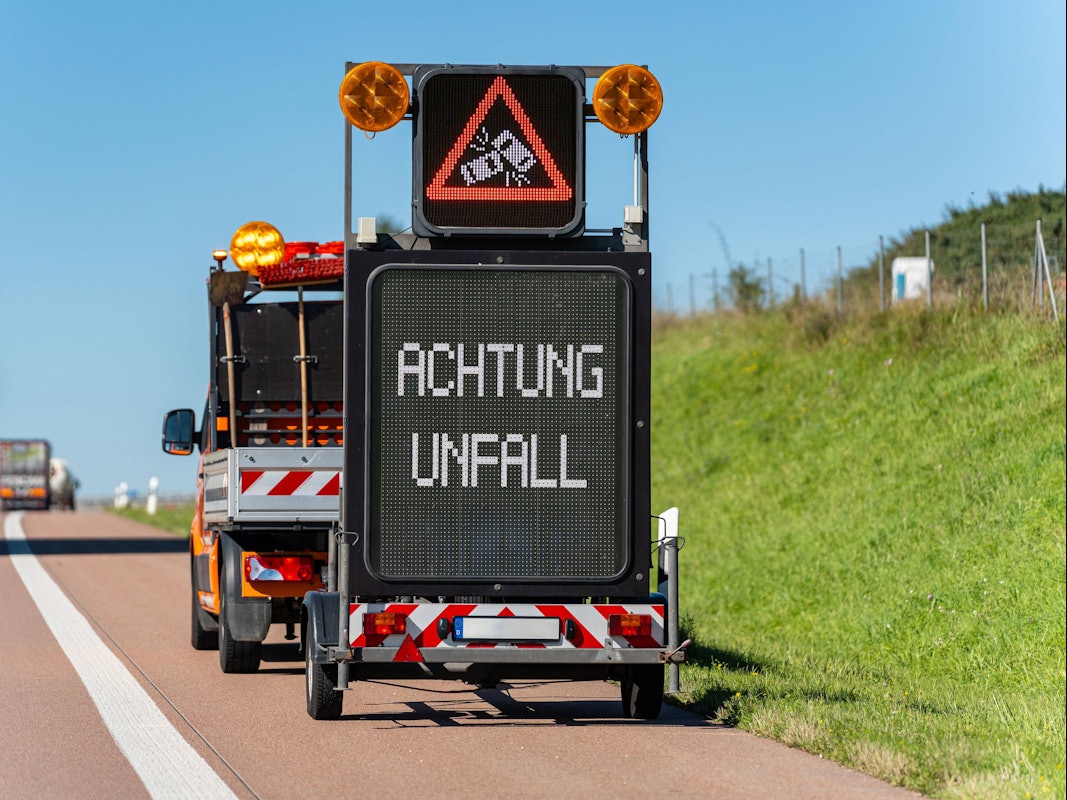 Ein elektronisches Verkehrsschild warnt vor Unfall auf Autobahn (Symbolfoto)
