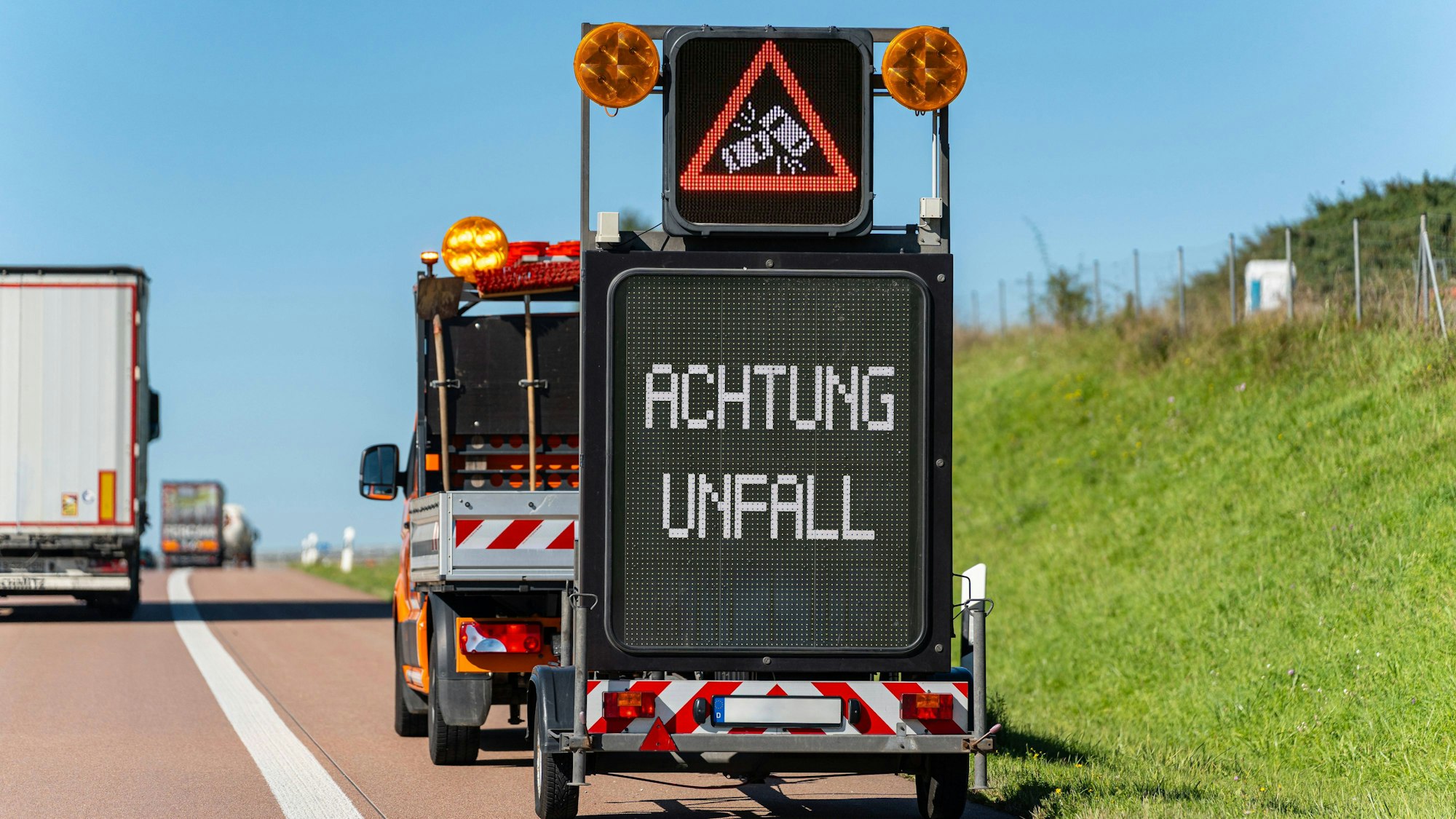 Ein elektronisches Verkehrsschild warnt vor Unfall auf Autobahn (Symbolfoto)