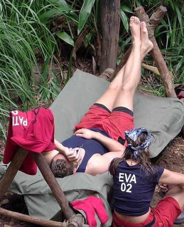 Eva Benetatou sitzt im RTL-Dschungelcamp neben Patrick Romer.