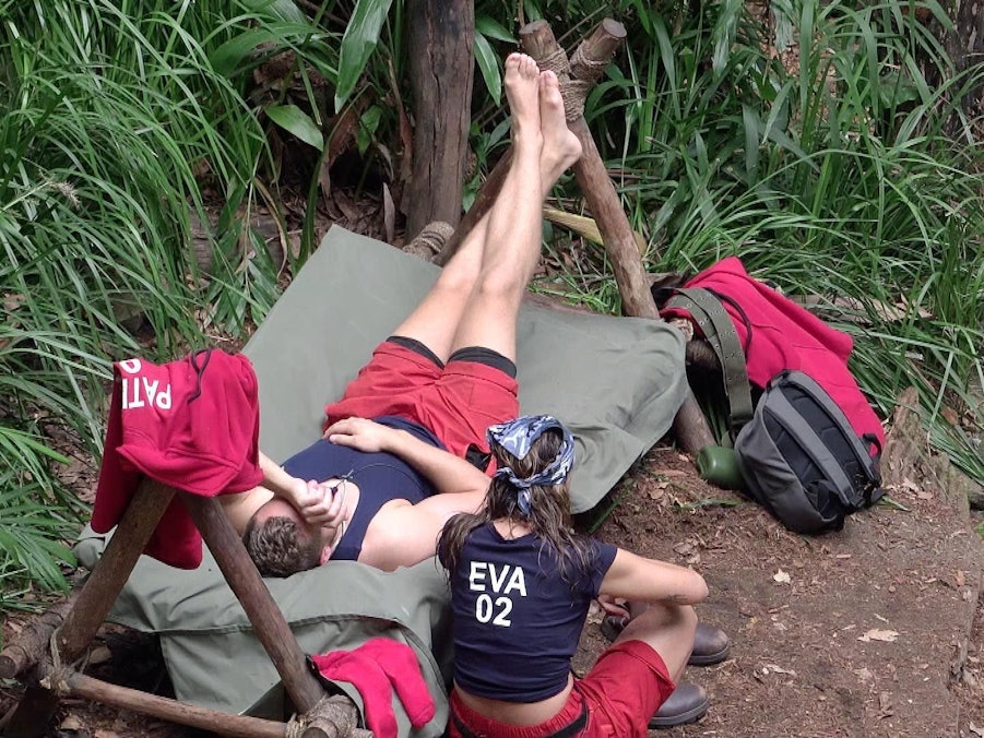 Eva Benetatou sitzt im RTL-Dschungelcamp neben Patrick Romer.