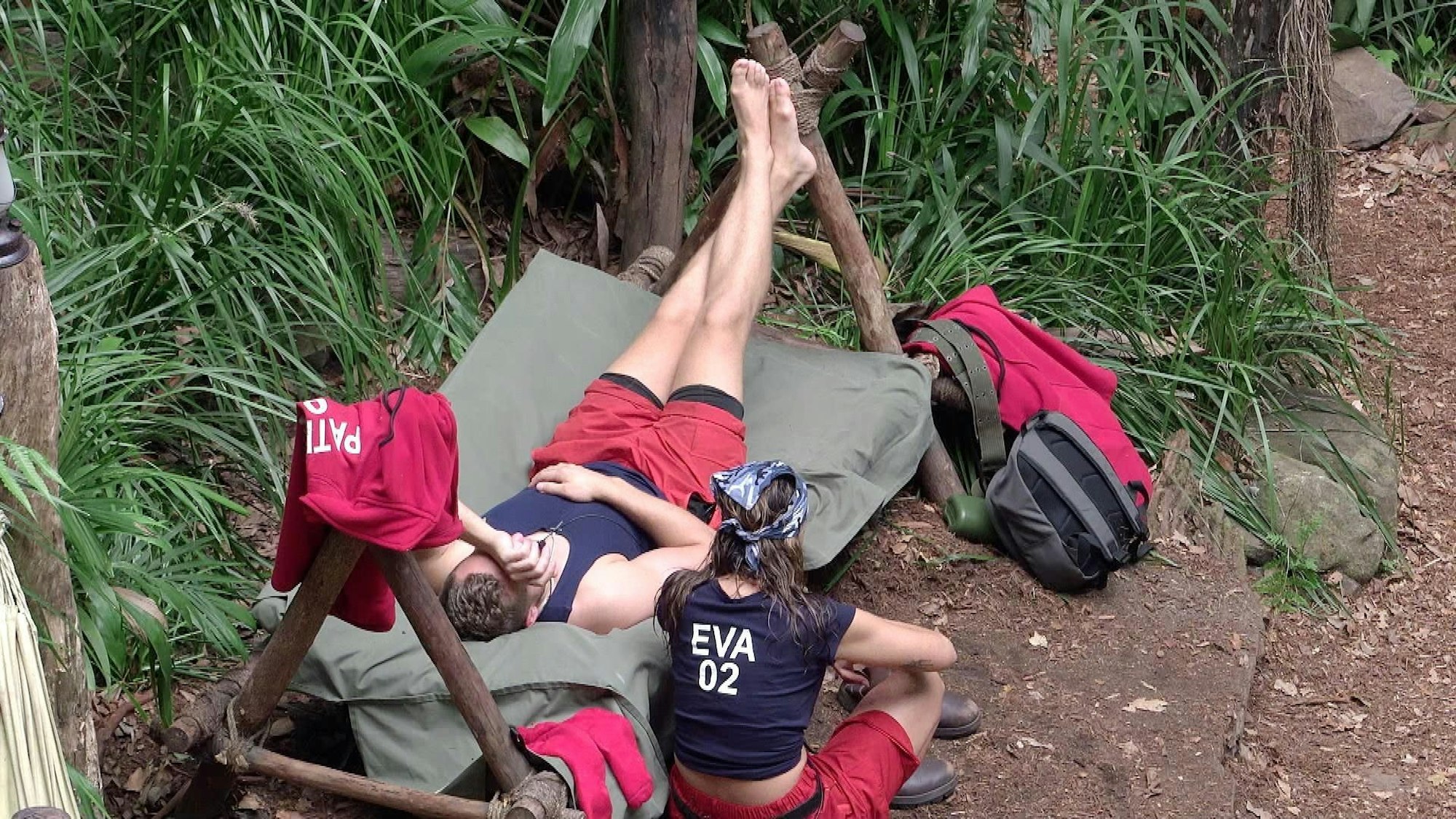 Eva Benetatou sitzt im RTL-Dschungelcamp neben Patrick Romer.