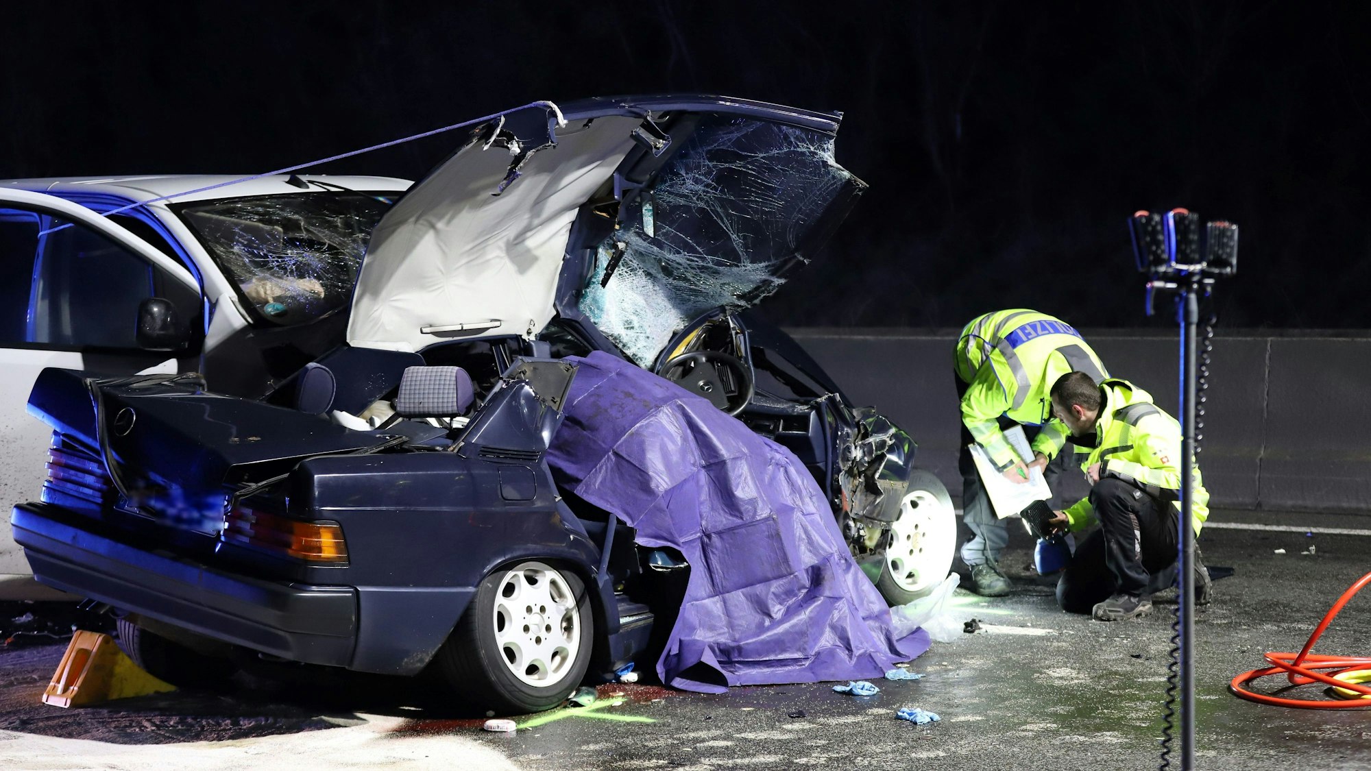 Drei Menschen sind am Abend bei einem schweren Verkehrsunfall auf der Autobahn 61 bei Bergheim in der Nähe von Köln ums Leben gekommen