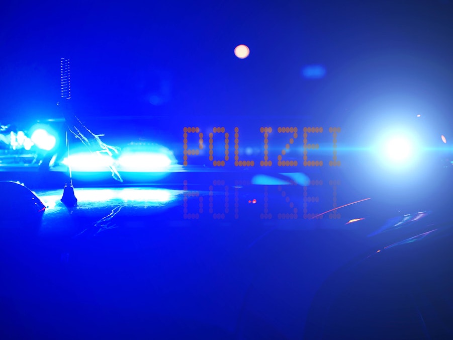 Polizeiwagen mit Blaulicht und POLIZEI-Anzeige