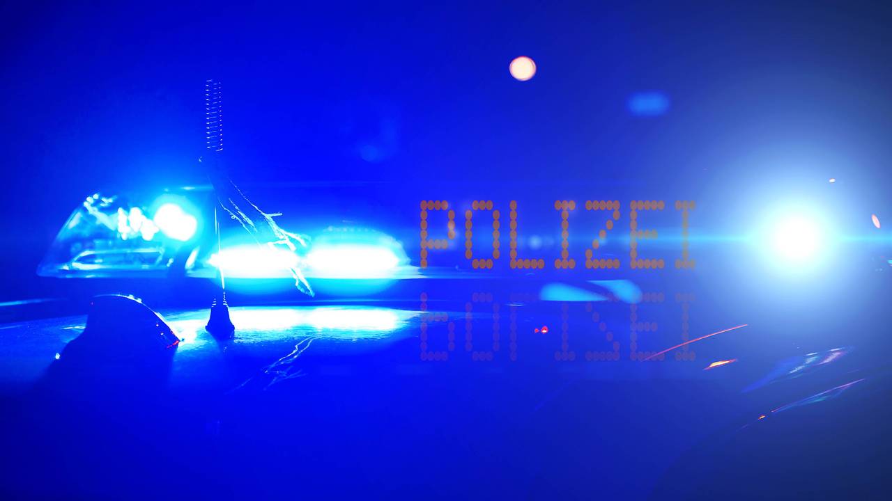 Am Morgen stoßen zwei Autos bei Grevenbroich zusammen (Symbolbild).