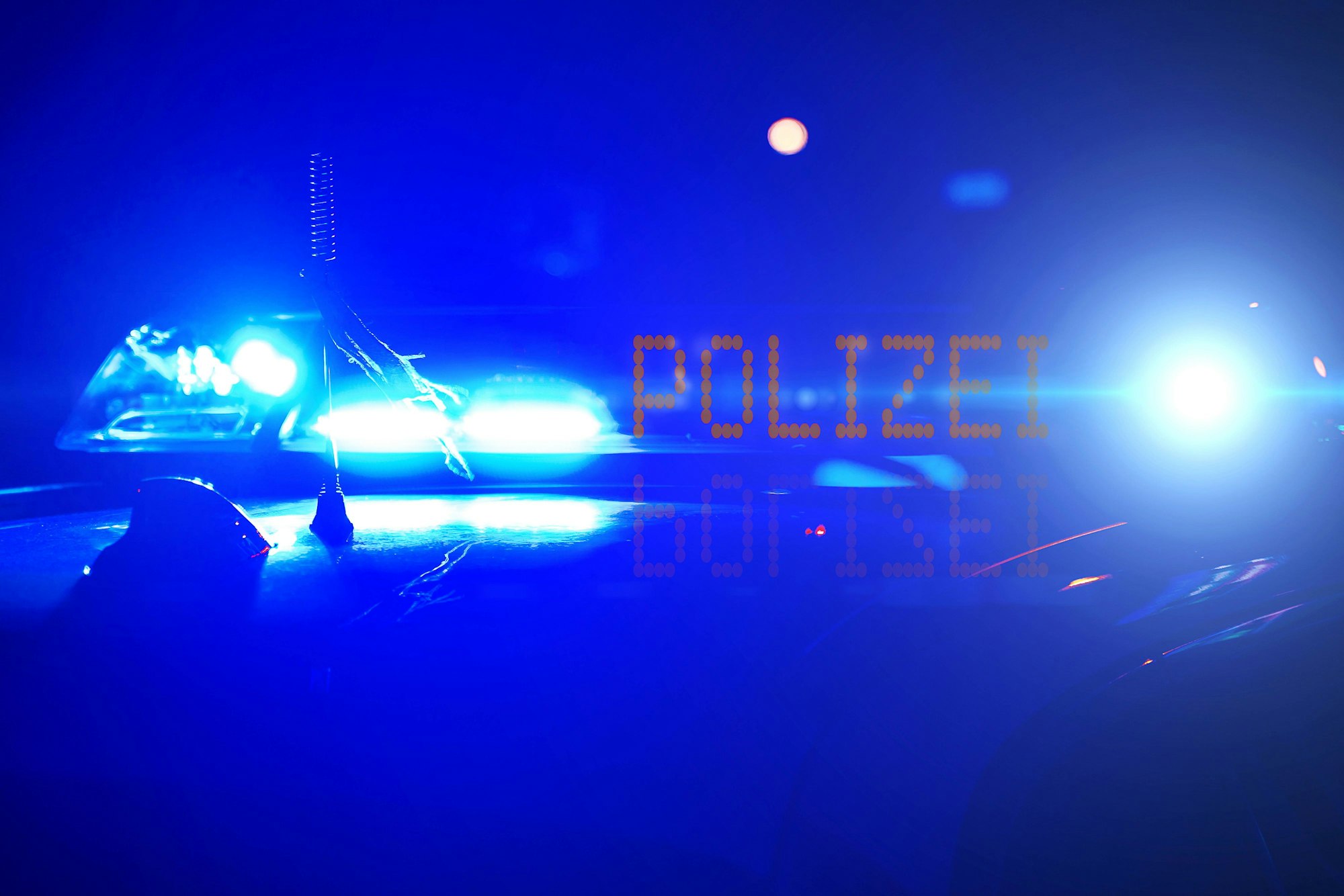 Am Morgen stoßen zwei Autos bei Grevenbroich zusammen (Symbolbild).