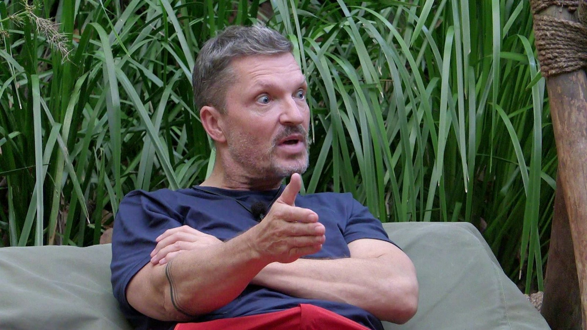 Hardy Krüger hat genug von Ariels Art und geigt ihr offen die Meinung. (Bild: RTL)