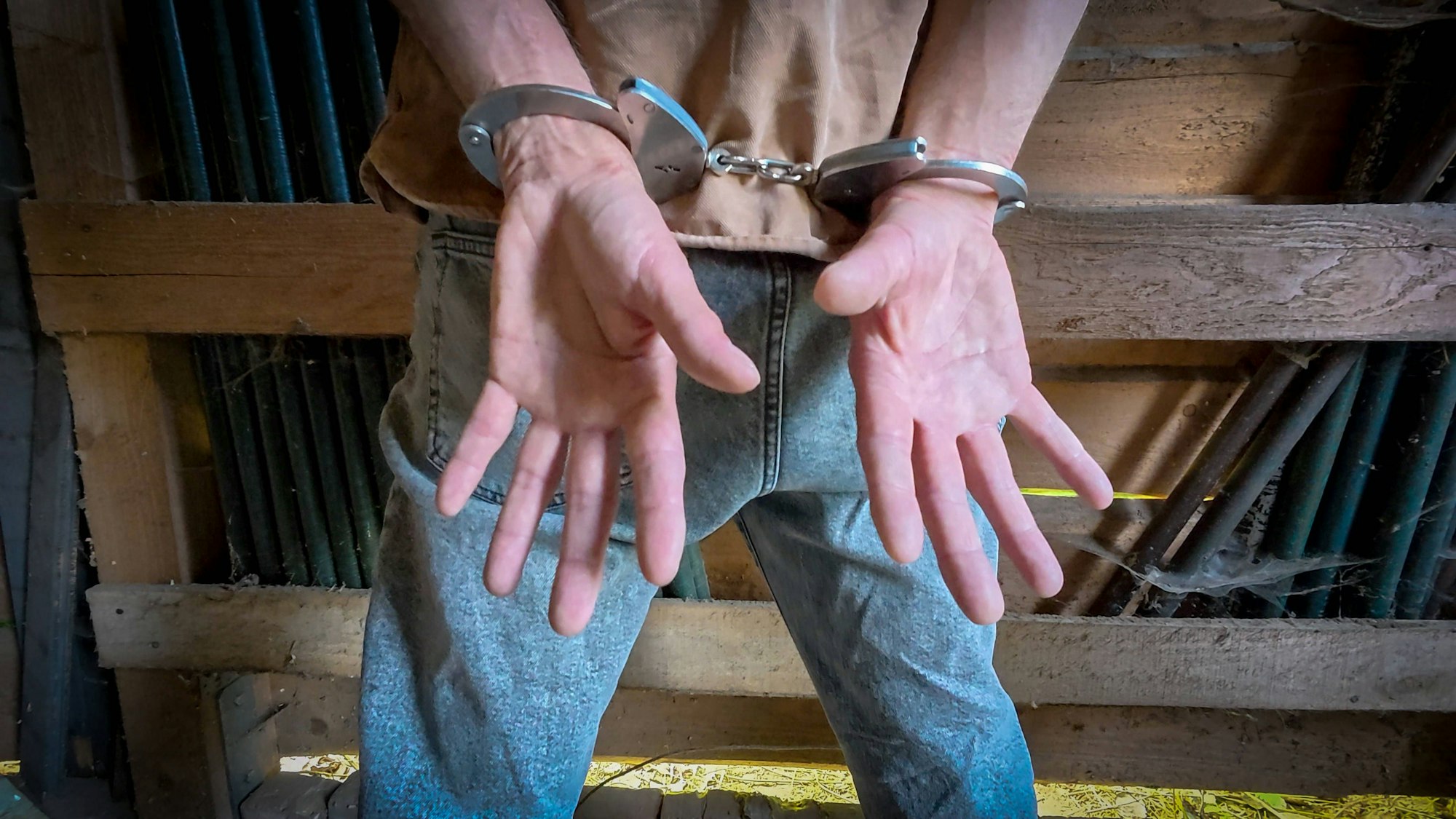 Ein Mann mit Handschellen