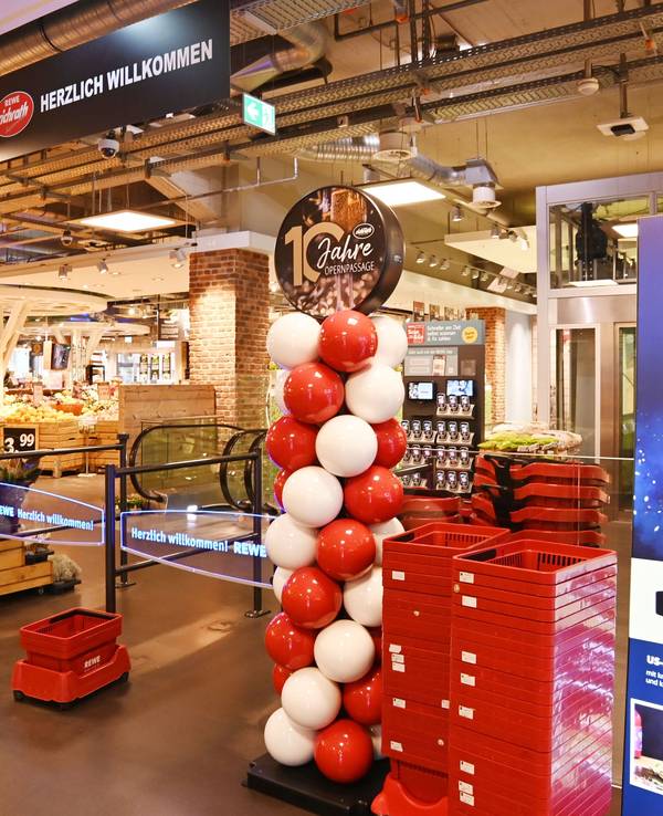Im Oktober 2024 feierte Rewe-Richrath zehnjähriges Bestehen in den Opernpassagen. Nun droht der Betreiber mit der Aufgabe des Standortes.