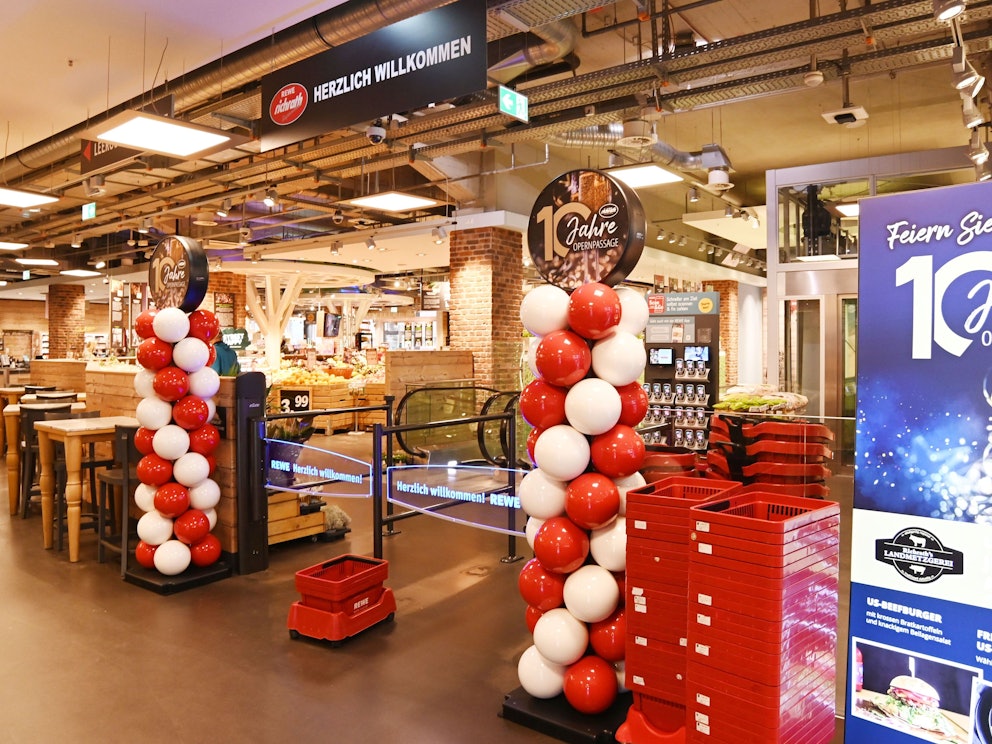 Im Oktober 2024 feierte Rewe-Richrath zehnjähriges Bestehen in den Opernpassagen. Nun droht der Betreiber mit der Aufgabe des Standortes.