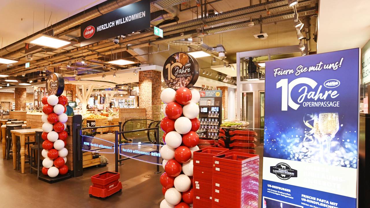 Im Oktober 2024 feierte Rewe-Richrath zehnjähriges Bestehen in den Opernpassagen. Nun droht der Betreiber mit der Aufgabe des Standortes.