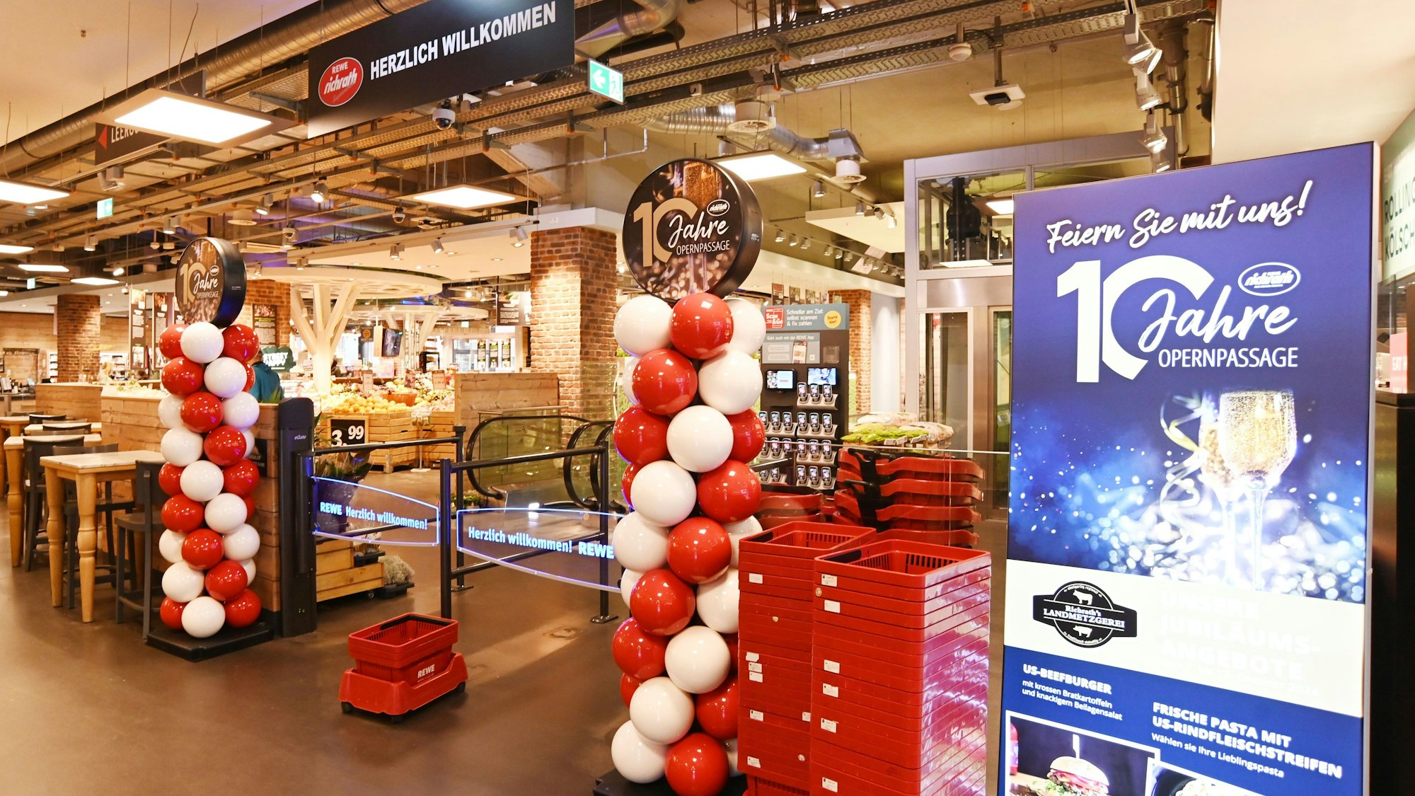 Im Oktober 2024 feierte Rewe-Richrath zehnjähriges Bestehen in den Opernpassagen. Nun droht der Betreiber mit der Aufgabe des Standortes.