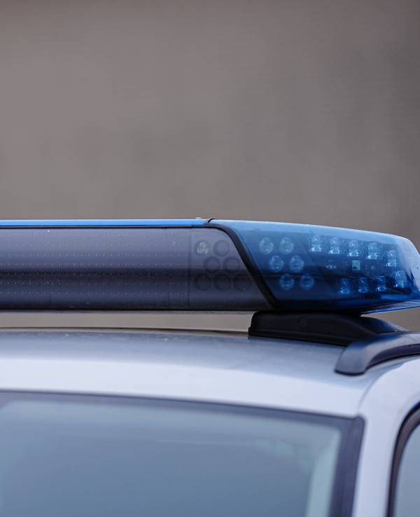 Polizeiauto mit eingeschaltetem Blaulicht