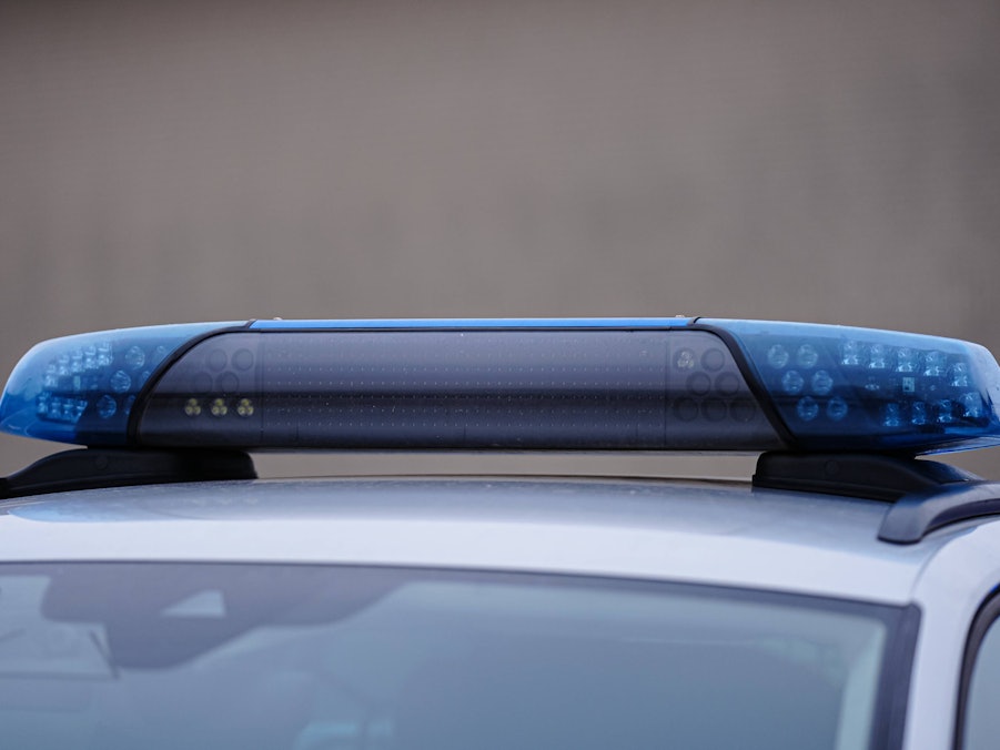 Polizeiauto mit eingeschaltetem Blaulicht